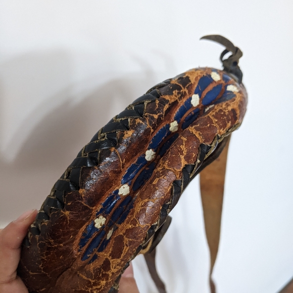 1970s tooled leather painted cross body bag - Picture 4 of 6